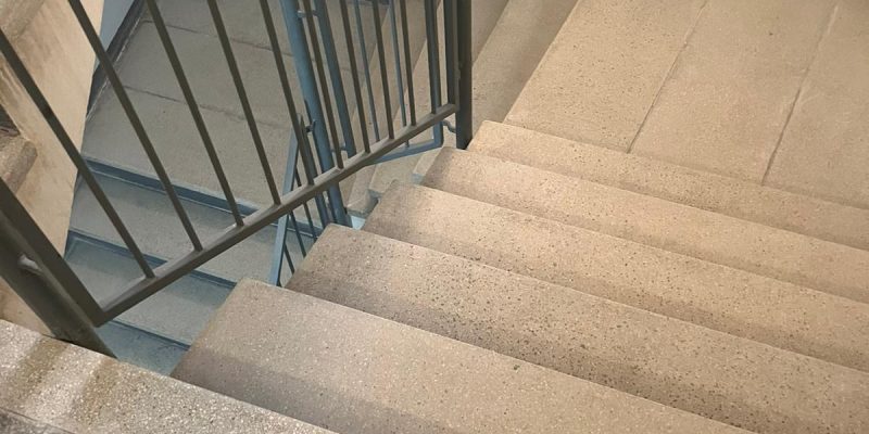 Photo 1 après le nettoyage des escaliers d'une copropriété quartier La Duchère (69009)