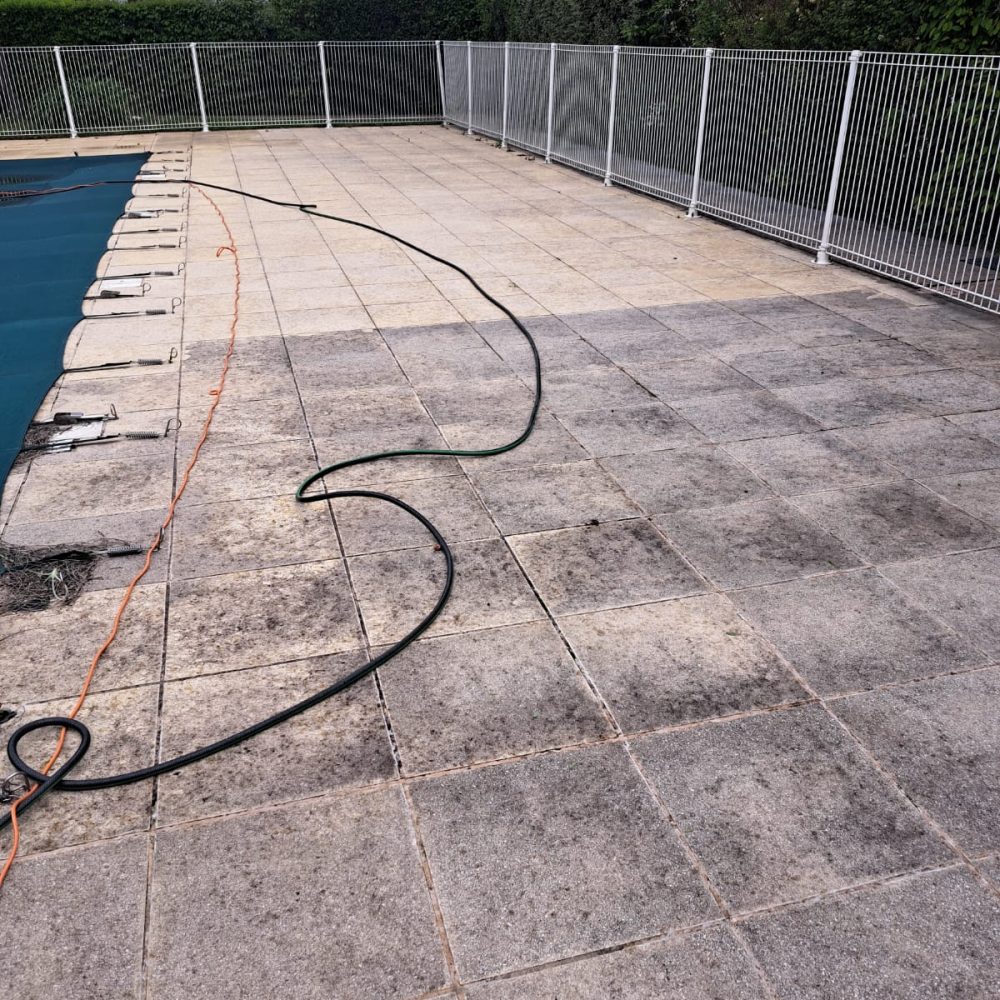 Photo 1 après le nettoyage de la terrasse avec piscine d'une copropriete lyonnaise par Purity