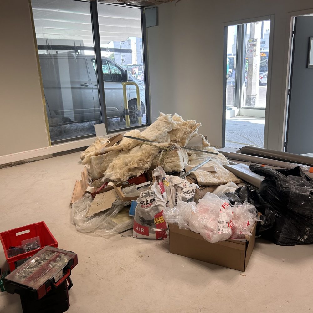 Photo 2 avant le nettoyage du chantier d'un depot TCL par Purity