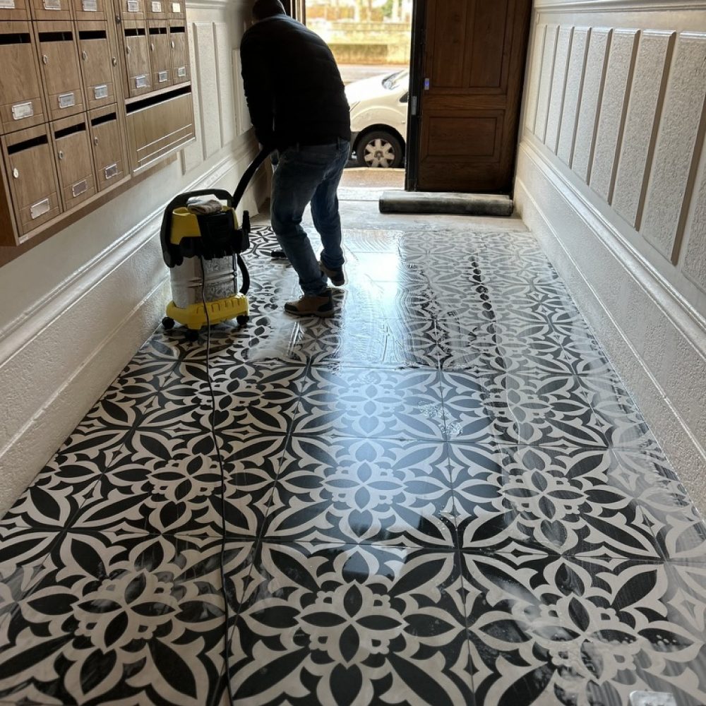 Photo-2-apres-nettoyage-des-travaux-dans-hall-copropriete-par-purity