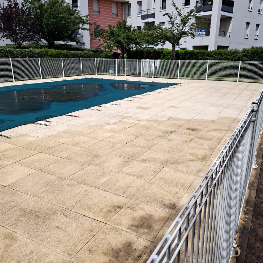 Photo 2 après le nettoyage de la terrasse avec piscine d'une copropriete lyonnaise par Purity