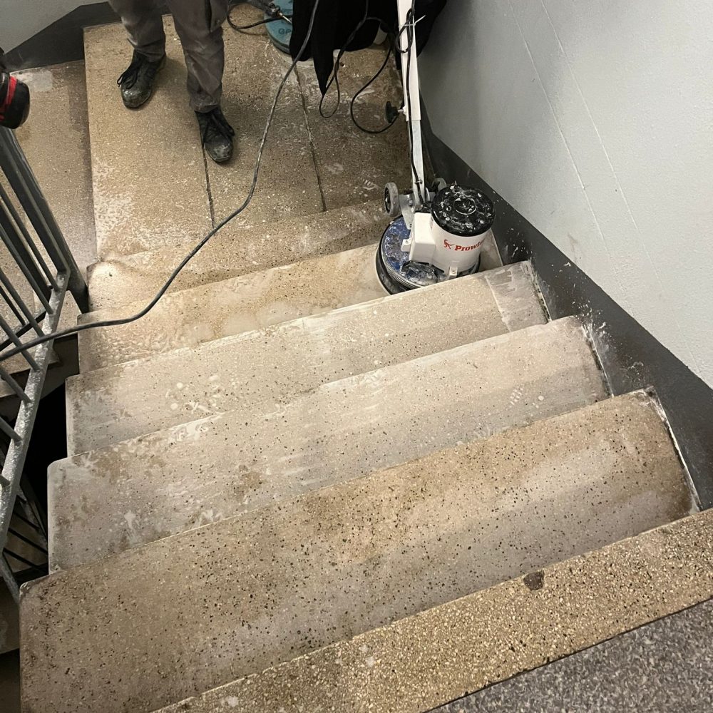 Photo-2-avant-nettoyage-escaliers-copropriete-quartier-la-duchere-lyon