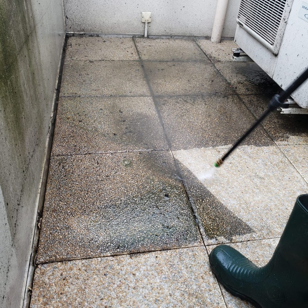 Photo 4 avant le nettoyage de la terrasse d'un particulier par Purity