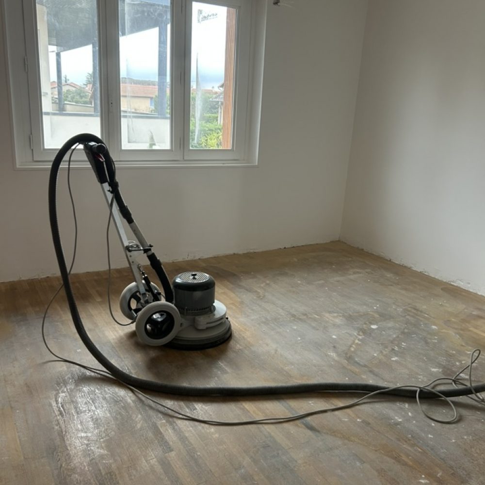 Photo-2-avant-poncage-vitrification-parquet-bois-par-purity-corp