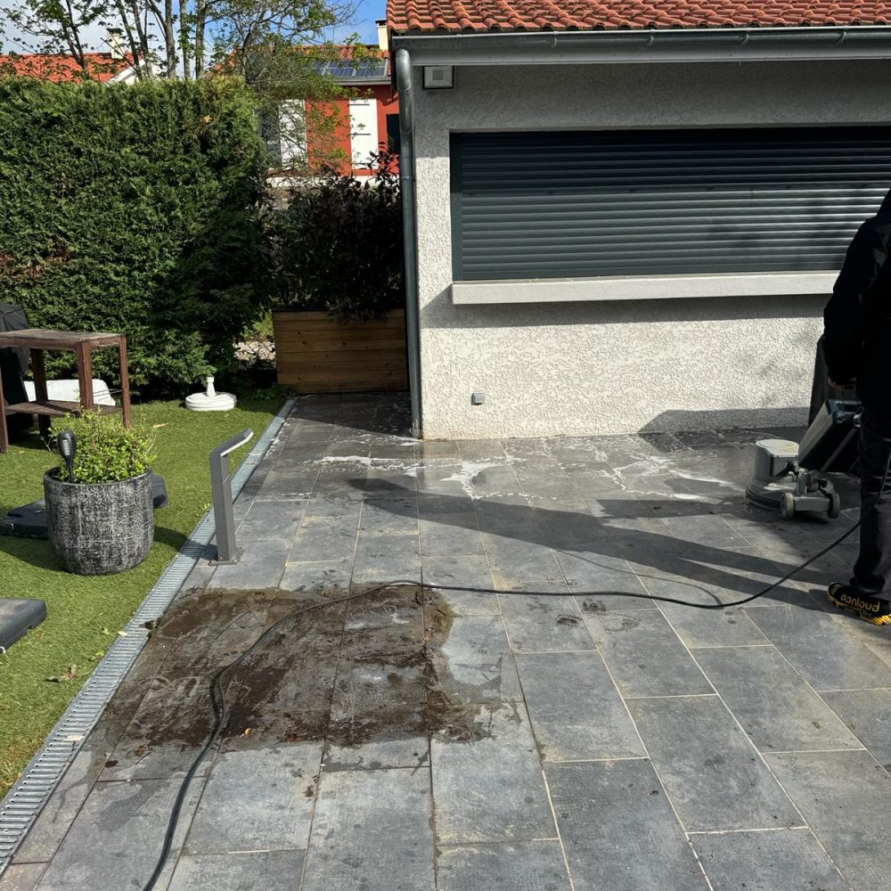 Photo 2 avant nettoyage de la terrasse d'un résident lyonnais par Purity