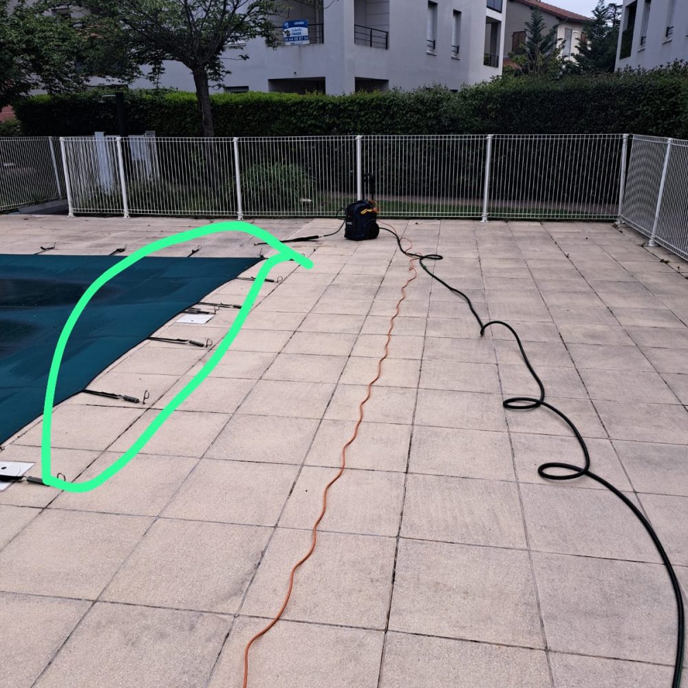 Photo 3 après le nettoyage de la terrasse avec piscine d'une copropriete lyonnaise par Purity