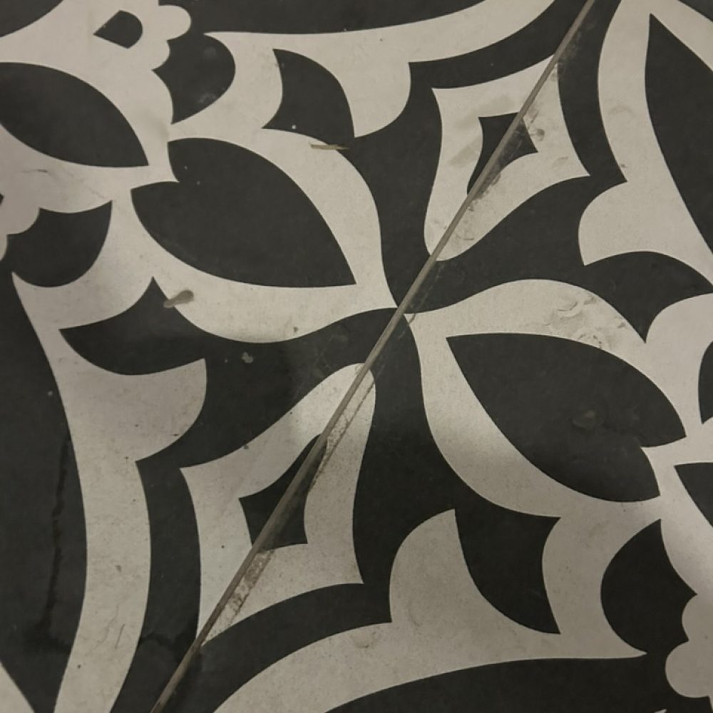 Photo-3-avant-nettoyage-des-travaux-dans-hall-copropriete-par-purity