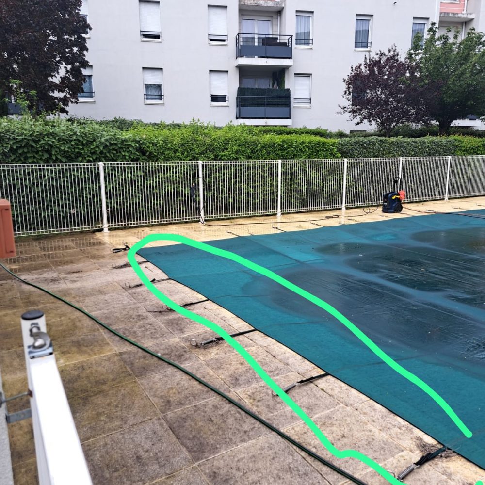 Photo 3 avant le nettoyage de la terrasse avec piscine d'une copropriete lyonnaise par Purity