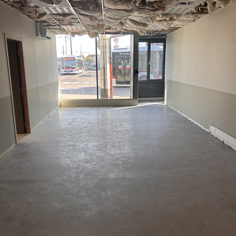 Photo 1 avant le nettoyage du chantier d'un depot TCL par Purity