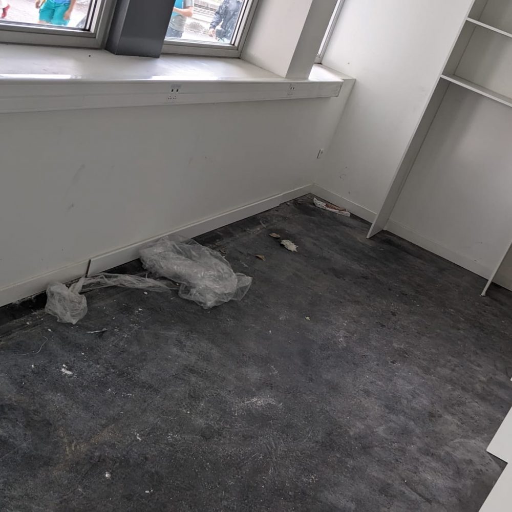 Photo 3 avant le nettoyage du chantier d'un depot TCL par Purity