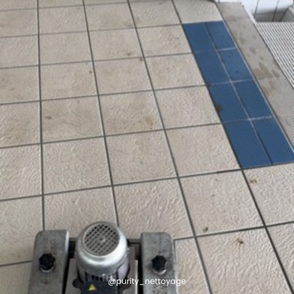 photo-2-avant-nettoyage-sols-piscine-par-purity
